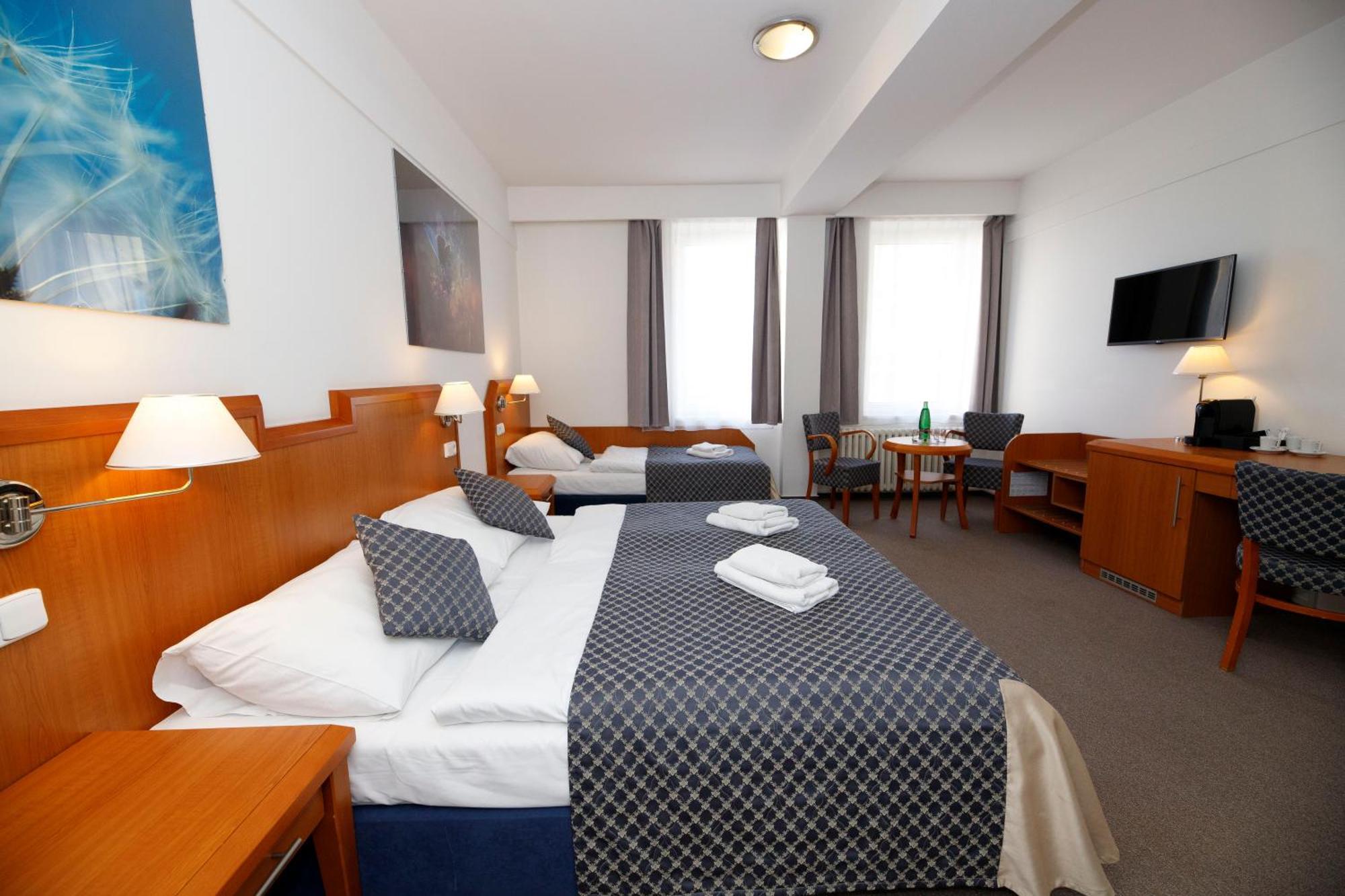 Lh Hotel Medinek Old Town Кутна-Гора Экстерьер фото