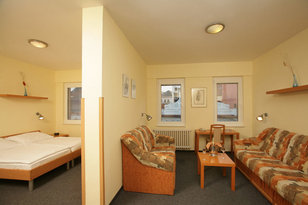 Lh Hotel Medinek Old Town Кутна-Гора Экстерьер фото