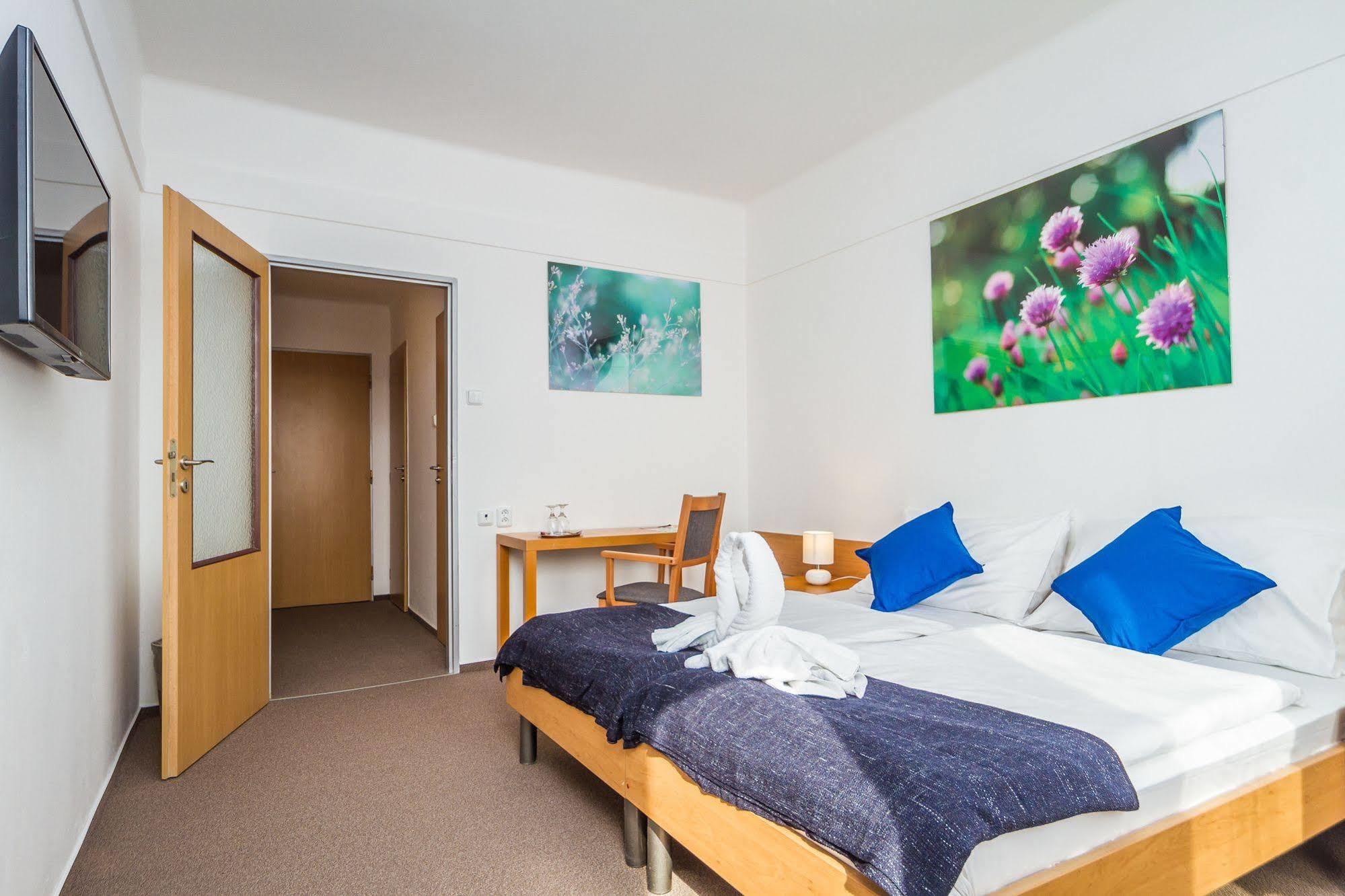 Lh Hotel Medinek Old Town Кутна-Гора Экстерьер фото